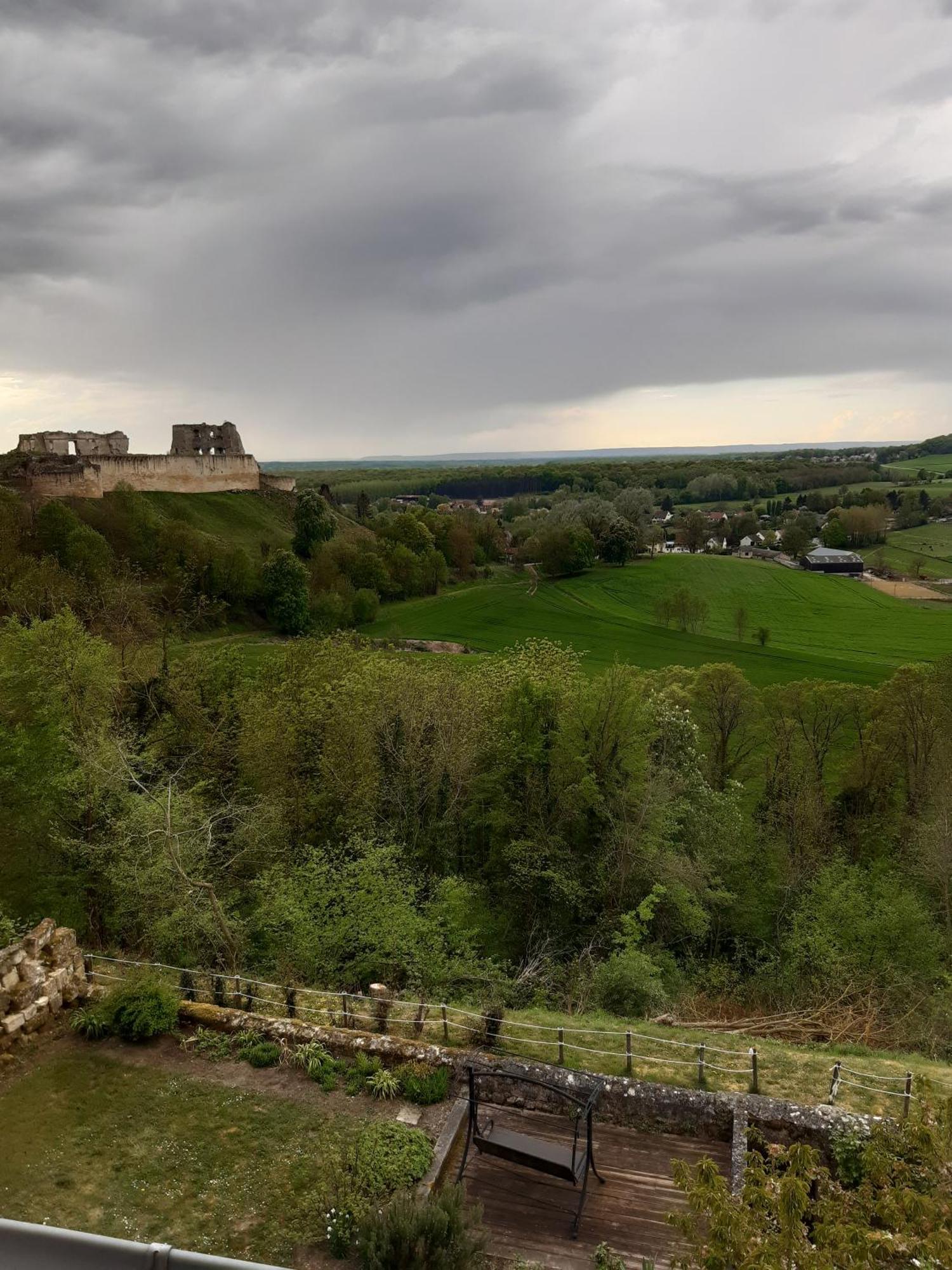 Location A Coucy Le Chateau Exteriér fotografie